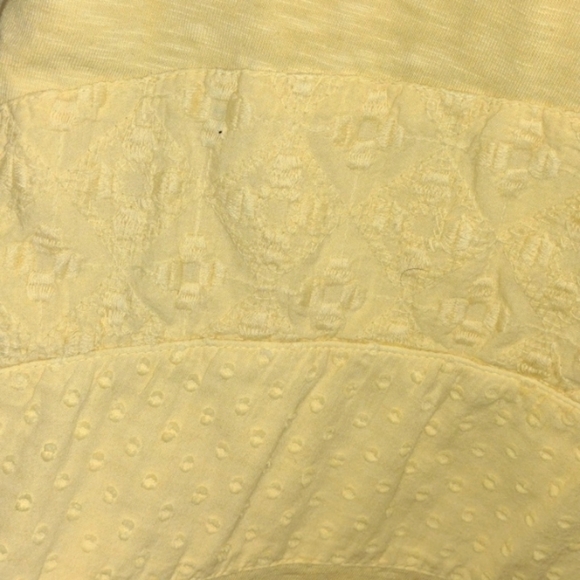 Chicos Womens Shirt Medium pale yellow Short Sleeve Stretch Top - Picture 4 of 6